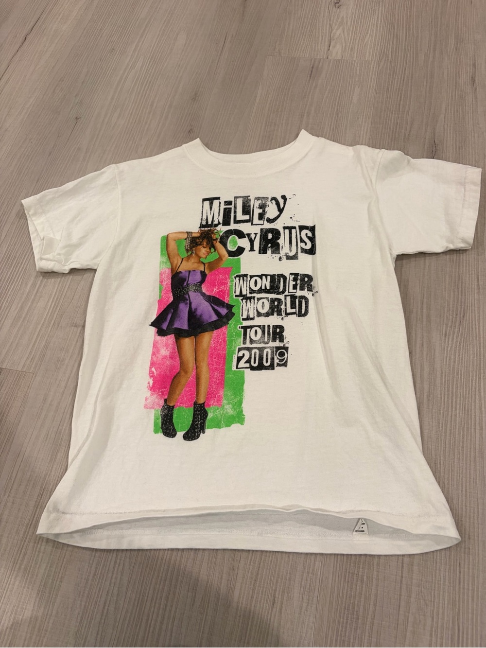 Miley Cyrus & Max Azria White Graphic 'Wonder World Tour 2009' Kids Tee